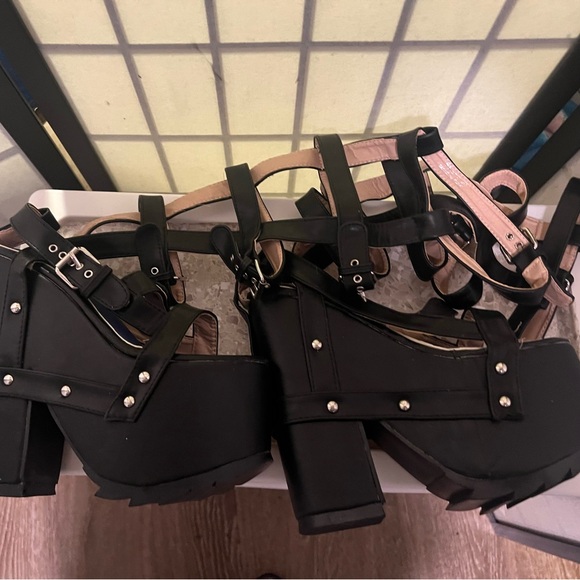 YRU Nightcall Hi Platform Heels - Picture 6 of 10